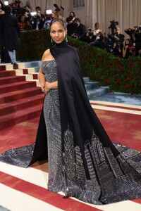 alicia-keys-at-met-gala-celebrating-in-america-an-anthology-of-fashion-in-new-york-05-02-2022-2.jpg