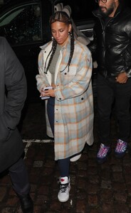 alicia-keys-at-the-chiltern-firehouse-in-london-02-21-2023-0.thumb.jpg.946e70cf9a4cdff192f889001dd8cf32.jpg