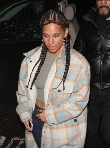 alicia-keys-at-the-chiltern-firehouse-in-london-02-21-2023-1.thumb.jpg.ae671e831eb11f61d805370ae8582dd9.jpg