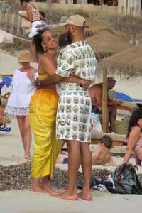 alicia-keys-beach-in-formentera-07-02-2022-0.jpg