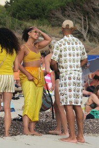 alicia-keys-beach-in-formentera-07-02-2022-3.jpg