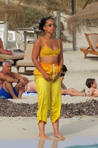 alicia-keys-beach-in-formentera-07-02-2022-5.jpg