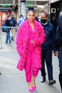 alicia-keys-good-morning-america-in-new-york-03-08-2022-0.thumb.jpg.5c9f26ce0c5a65d3b308d66b44518ef9.jpg