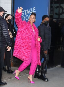 alicia-keys-good-morning-america-in-new-york-03-08-2022-7.thumb.jpg.53115db47f0c57700f04dcff4d23a463.jpg