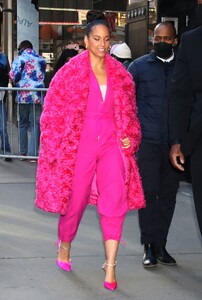 alicia-keys-good-morning-america-in-new-york-03-08-2022-8.thumb.jpg.0a1b896244d2e14b6c09103cc40162cd.jpg