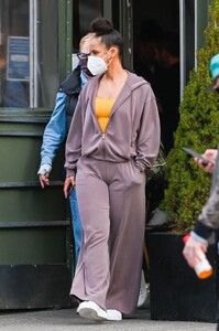 alicia-keys-out-in-new-york-03-17-2022-3.thumb.jpg.5f31d50f0b7c930812bfac1d355eafc6.jpg