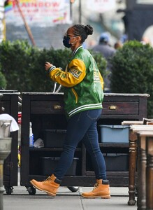 alicia-keys-out-in-new-york-04-05-2022-2.thumb.jpg.2ee3d480ff9ba3b57103bc150577708e.jpg