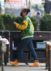 alicia-keys-out-in-new-york-04-05-2022-3.thumb.jpg.44baf643f486ea3f657b87a68caf7bc5.jpg