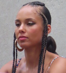 alicia-keys-rc-rooftop-photo-shoot-in-new-york-08-11-2022-0.thumb.jpg.7d994294267e8b498d06e8258a00c73d.jpg