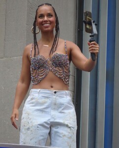 alicia-keys-rc-rooftop-photo-shoot-in-new-york-08-11-2022-3.thumb.jpg.806024db39cb6049a4c7aa91335eef7f.jpg