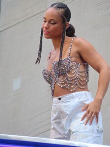 alicia-keys-rc-rooftop-photo-shoot-in-new-york-08-11-2022-8.thumb.jpg.5af2810e1ff64e5145dce1eb472a0693.jpg