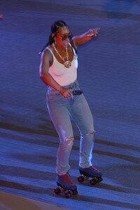 alicia-keys-skating-event-at-rockefeller-center-in-ny-08-12-2022-4.jpg