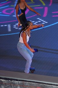 alicia-keys-skating-event-at-rockefeller-center-in-ny-08-12-2022-5.jpg