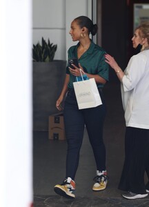 alicia-keys-visit-to-the-dr.-diamond-face-institute-in-beverly-hills-05-13-2022-2.thumb.jpg.363321f7c755065f8b7323032faa17be.jpg