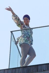 alicia-keys-wearing-a-colored-flower-print-romper-and-a-purple-headband-rio-05-03-2023-3.jpg