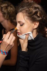 backstage-defile-yuhan-wang-printemps-ete-2022-londres-coulisses-3.thumb.jpg.f1e2538da7b0accc8dbe8959251232a6.jpg