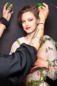 backstage-defile-yuhan-wang-printemps-ete-2022-londres-coulisses-64.thumb.jpg.ef73681dc48cc759c469fc5bd18a73b0.jpg