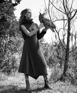 bazaar-us-september-2015_ondria-hardin-by-nathaniel-goldberg_(6).thumb.jpg.aff35313278bc6ec3066439fa00880b7.jpg