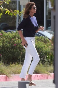 cindy-crawford-shopping-at-whole-foods-after-leaving-a-spa-in-malibu-05-09-2023-1.jpg