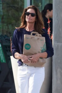 cindy-crawford-shopping-at-whole-foods-after-leaving-a-spa-in-malibu-05-09-2023-3.jpg