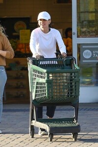 courteney-cox-shopping-with-a-friend-at-malibu-s-outdoor-shopping-center-05-10-2023-0.jpg