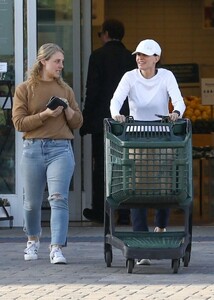 courteney-cox-shopping-with-a-friend-at-malibu-s-outdoor-shopping-center-05-10-2023-1.jpg