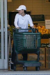 courteney-cox-shopping-with-a-friend-at-malibu-s-outdoor-shopping-center-05-10-2023-2.jpg