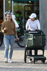 courteney-cox-shopping-with-a-friend-at-malibu-s-outdoor-shopping-center-05-10-2023-3.jpg