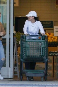 courteney-cox-shopping-with-a-friend-at-malibu-s-outdoor-shopping-center-05-10-2023-4.jpg