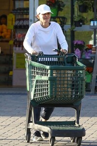 courteney-cox-shopping-with-a-friend-at-malibu-s-outdoor-shopping-center-05-10-2023-5.jpg