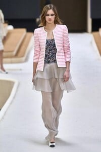 defile-chanel-printemps-ete-2022-paris-look-27.thumb.jpg.1d79aca644b39decd01bf6f795a4a1a9.jpg