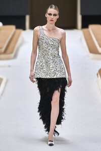 defile-chanel-printemps-ete-2022-paris-look-39.thumb.jpg.59d0696f9d56535e282abaae2cc4f272.jpg