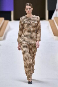 defile-chanel-printemps-ete-2022-paris-look-4.thumb.jpg.f9a33fad477cfc5b2fb08fadcfded423.jpg
