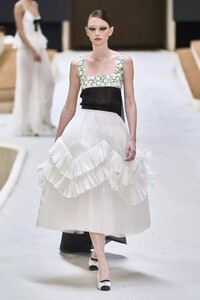 defile-chanel-printemps-ete-2022-paris-look-44.thumb.jpg.5c0fab08a6a244f35e9091426a2d7e60.jpg