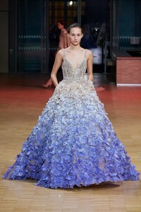 defile-elie-saab-printemps-ete-2022-paris-look-29.thumb.jpg.5130831867bcaf159cf9518f792583db.jpg