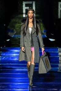 defile-fendi-by-versace-printemps-ete-2022-milan-look-1.thumb.jpg.070c06b13ab8386271f0a8443b794d45.jpg