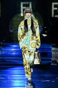 defile-fendi-by-versace-printemps-ete-2022-milan-look-13.thumb.jpg.b4fae37089648c6e0baf2b52ef06fe27.jpg