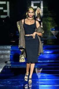 defile-fendi-by-versace-printemps-ete-2022-milan-look-14.thumb.jpg.20324e7ca6e6008cc1d341f22a7a70de.jpg