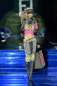 defile-fendi-by-versace-printemps-ete-2022-milan-look-5.thumb.jpg.1b68544437010176772819bf185a2a88.jpg