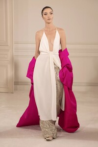 defile-valentino-printemps-ete-2022-paris-look-30.thumb.jpg.5233f534c70f5555f06ad7eae1b63ce7.jpg