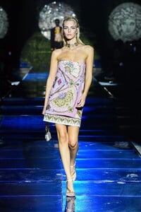 defile-versace-by-fendi-printemps-ete-2022-milan-look-10.thumb.jpg.a855e999d07f78c9b1075e49540c3241.jpg