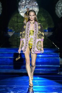 defile-versace-by-fendi-printemps-ete-2022-milan-look-12.thumb.jpg.ad7010a374130f35837baec313e767b3.jpg