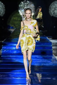 defile-versace-by-fendi-printemps-ete-2022-milan-look-17.thumb.jpg.e4c5b07e694fd65b4675356d1d1d019b.jpg