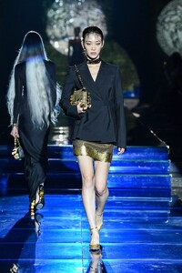 defile-versace-by-fendi-printemps-ete-2022-milan-look-2.thumb.jpg.52390aa9a00c910c6e57381dcbc3bc9d.jpg