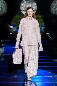 defile-versace-by-fendi-printemps-ete-2022-milan-look-20.thumb.jpg.2737fbbb2feb75c2dfc58afed41932ae.jpg