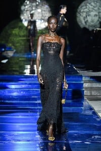 defile-versace-by-fendi-printemps-ete-2022-milan-look-3.thumb.jpg.c7de6df8df17a4796122e671ea770173.jpg