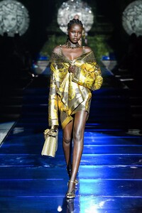 defile-versace-by-fendi-printemps-ete-2022-milan-look-8.thumb.jpg.aebef023feed092f8eacdf851fed8a68.jpg