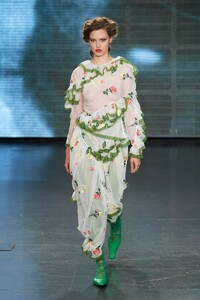 defile-yuhan-wang-printemps-ete-2022-londres-look-13.thumb.jpg.85bb792e998bbc86cefc89b552c2fbd1.jpg