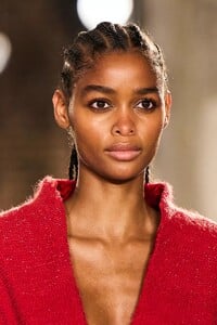 detail-defile-alexandre-vauthier-printemps-ete-2022-paris-detail-5.thumb.jpg.377fd5d47482038403017232c5d4f7fc.jpg