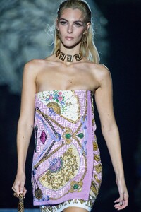 detail-defile-versace-by-fendi-printemps-ete-2022-milan-detail-25.thumb.jpg.1a539592d983e70a0bdc8e333669fe95.jpg